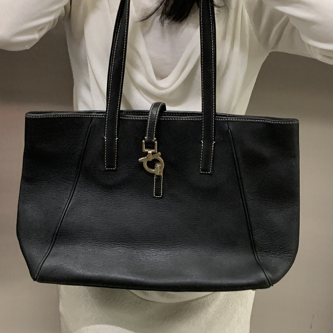 95新 FERRAGAMO/菲拉格慕 现代款黑金马衔扣托特包