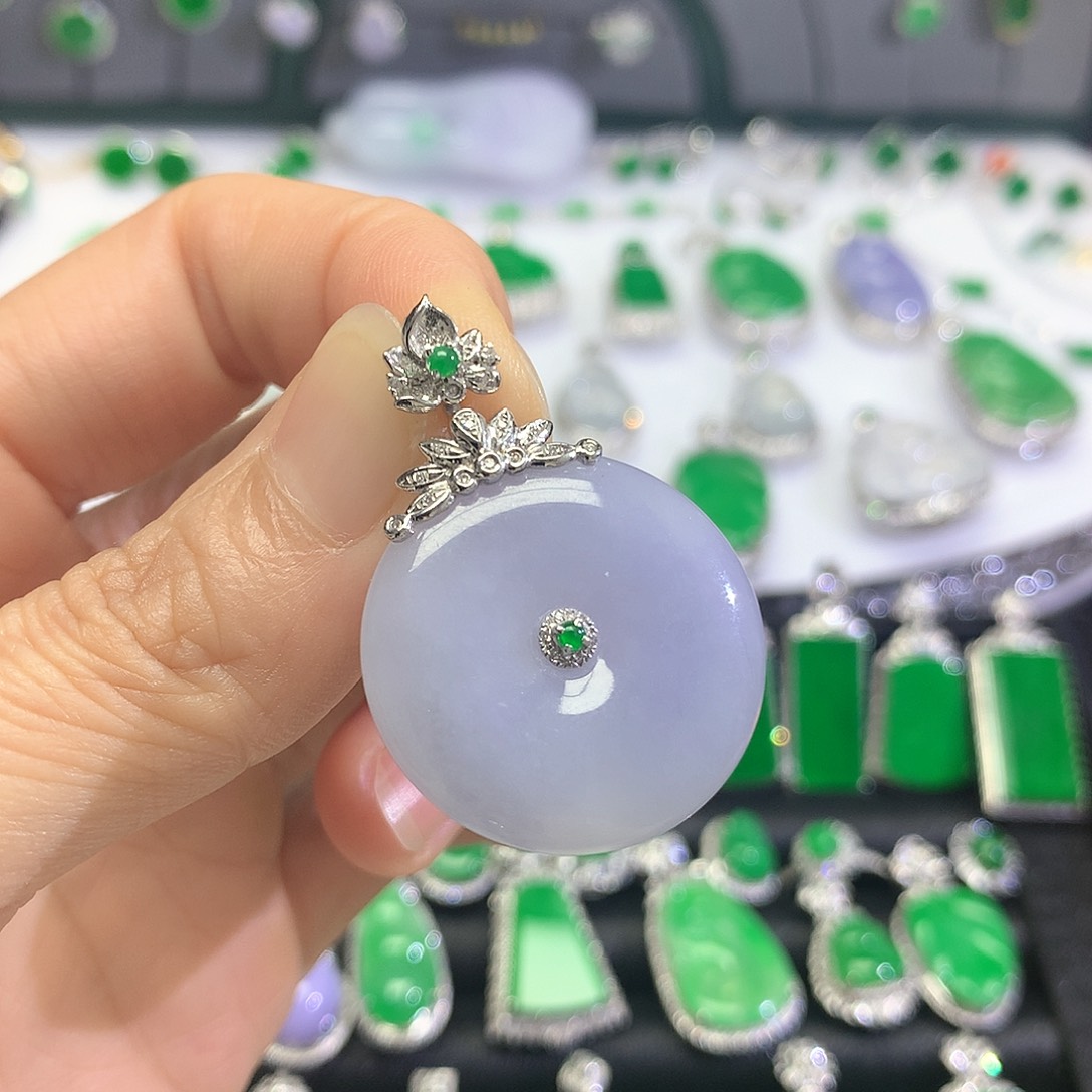 颈饰18K金镶嵌翡翠吊坠