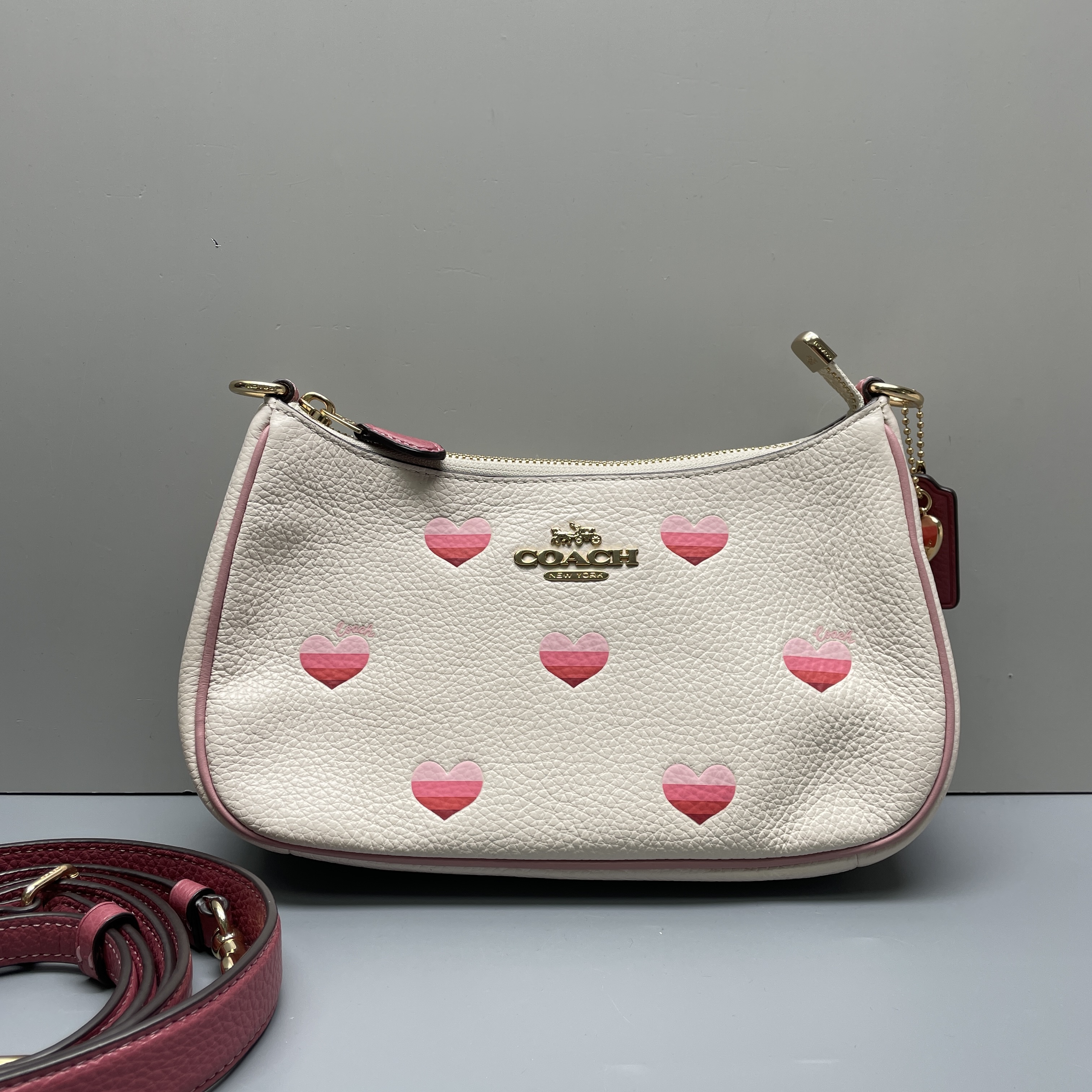 95新 COACH/蔻驰 teri白色爱心腋下包24x13x7cmM011113