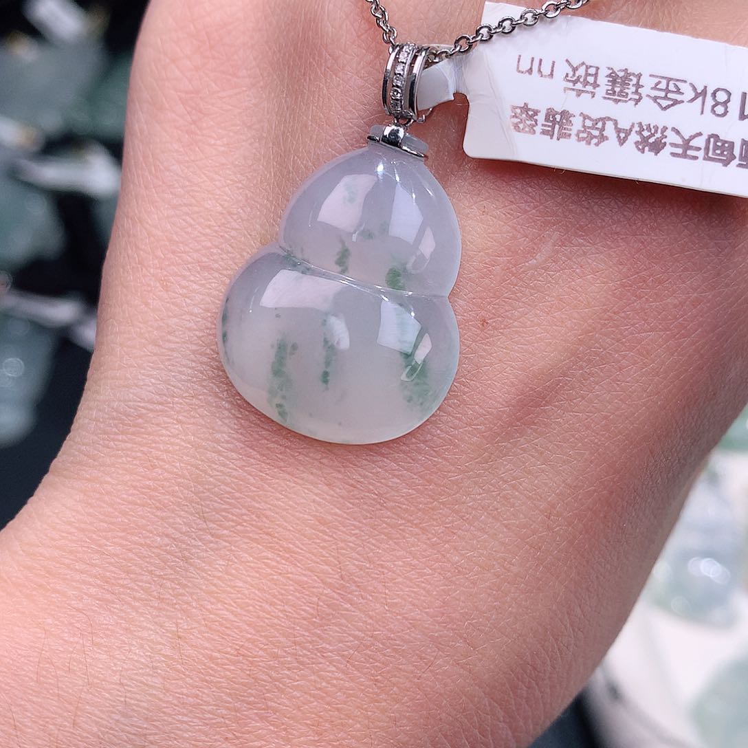 颈饰18K金镶嵌翡翠白底飘花葫芦