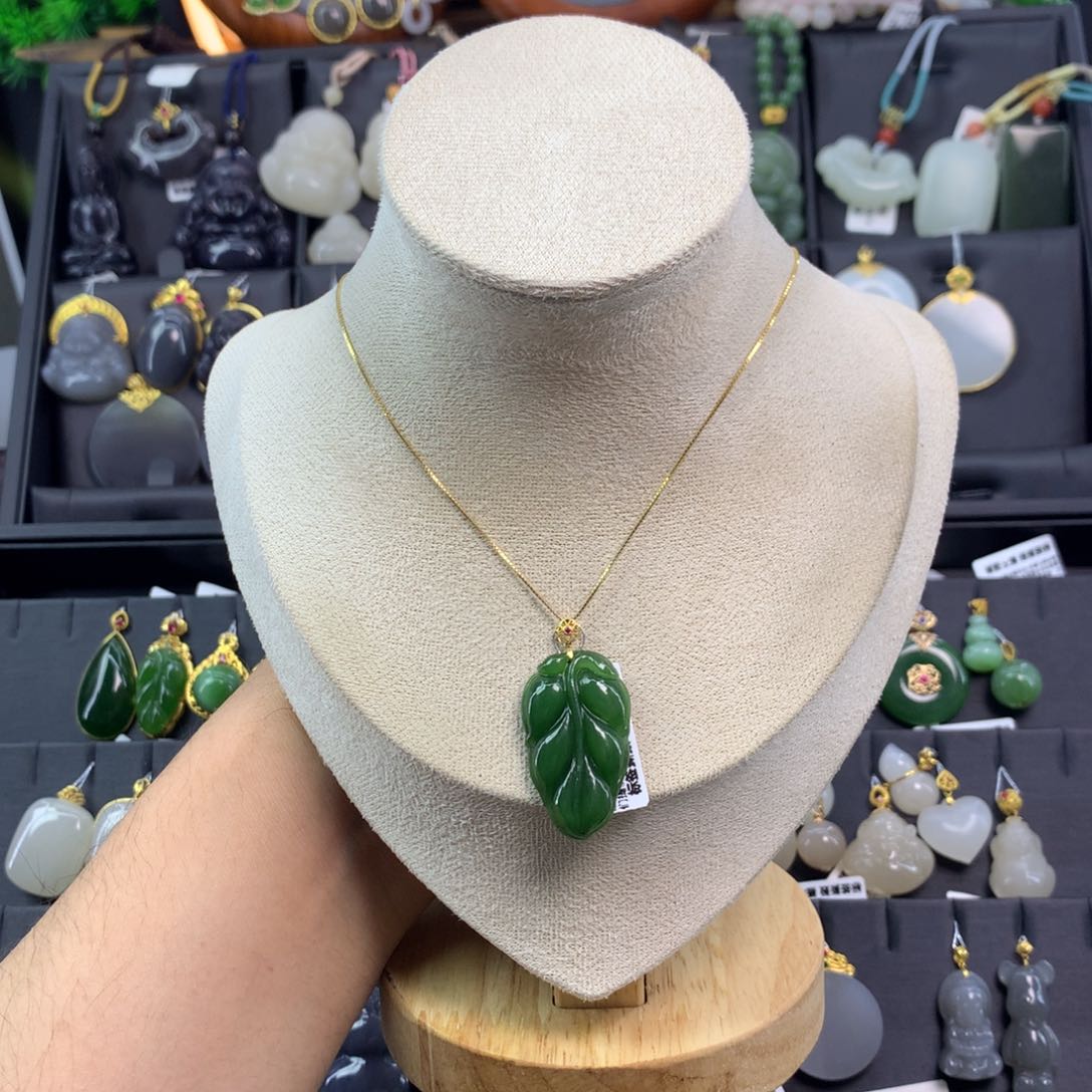 和田玉吊坠18K金镶嵌