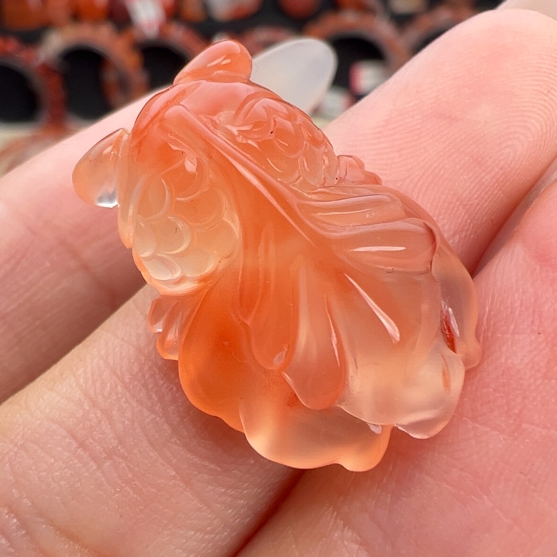 南红玛瑙未镶嵌颈饰金鱼