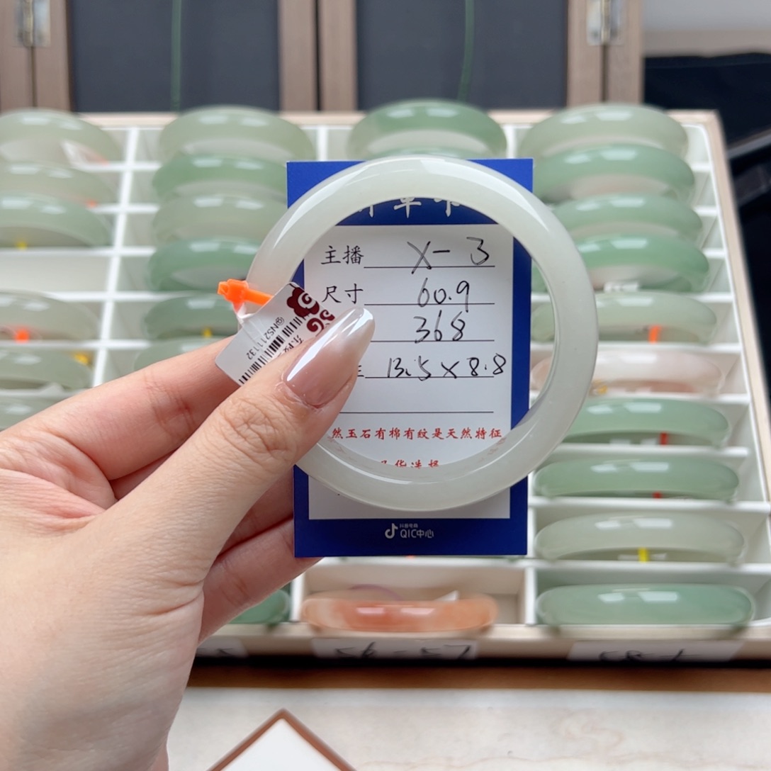 夏***果东陵石未镶嵌手镯