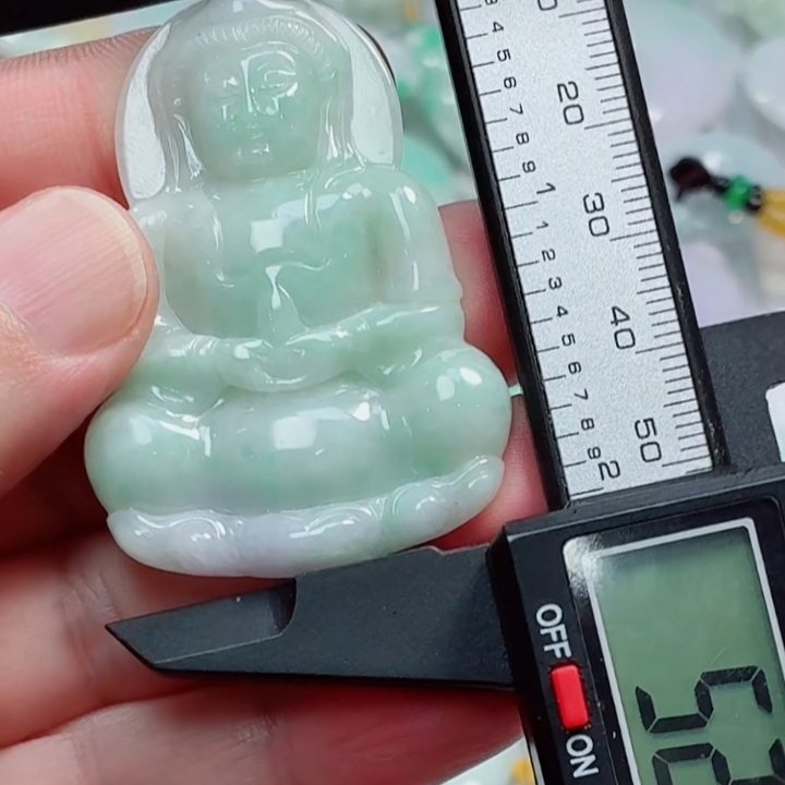     A货翡翠 飘绿观音种水好送绳和礼盒