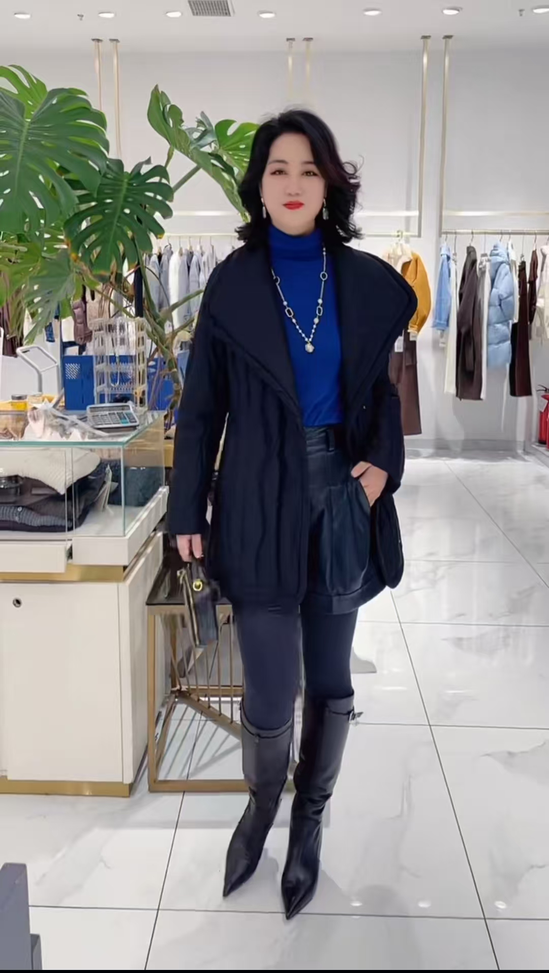 黑色收腰羽绒服    