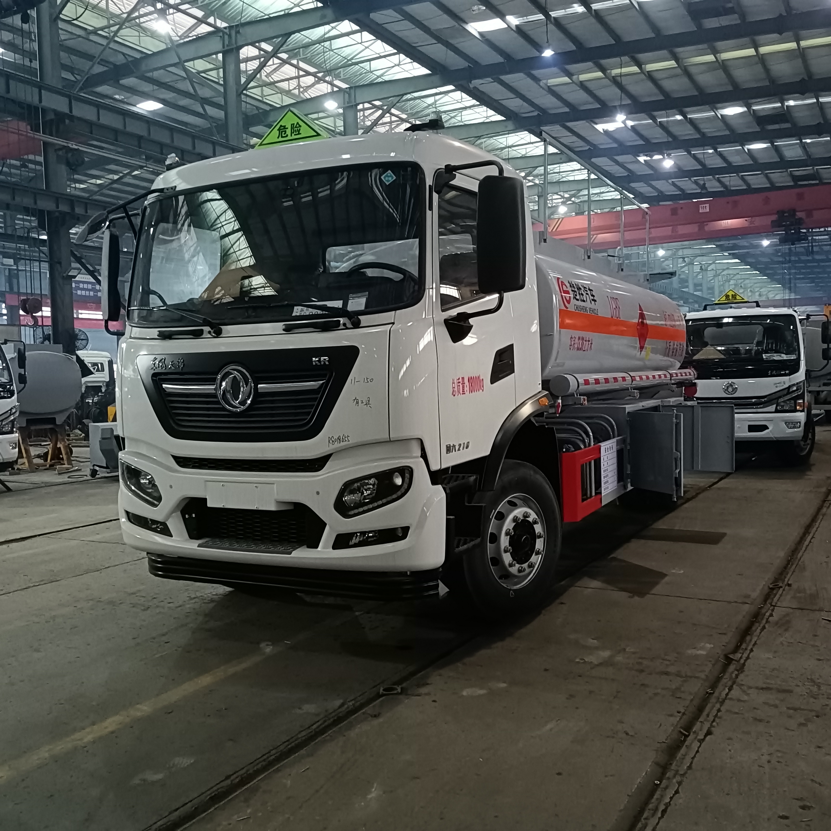 东风天锦康机210马力13方10吨加油车油罐车运油车槽罐车