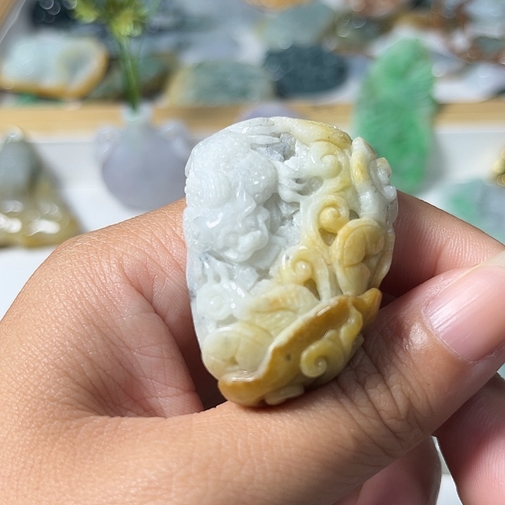 翡翠未镶嵌颈饰招财貔貅