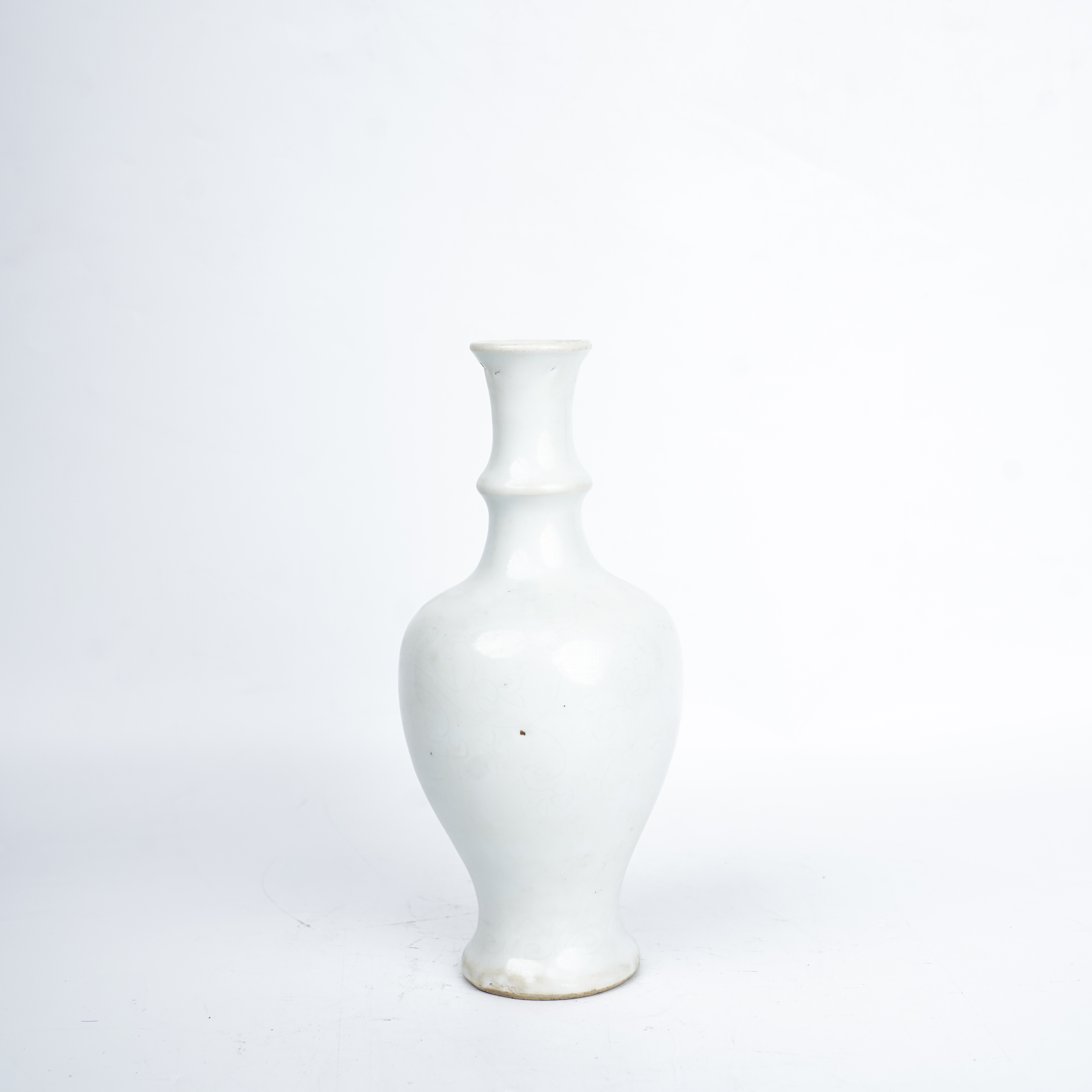 Lot025 甜白釉缠枝花卉纹瓶