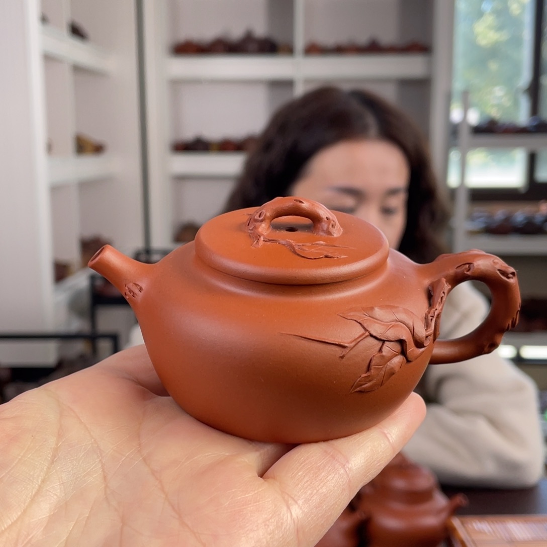 紫砂茶壶朱泥贴桃百纳125c c