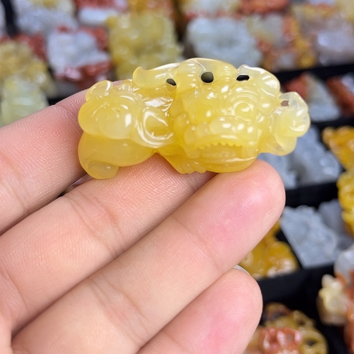 未镶嵌石英质玉（黄龙玉）颈饰