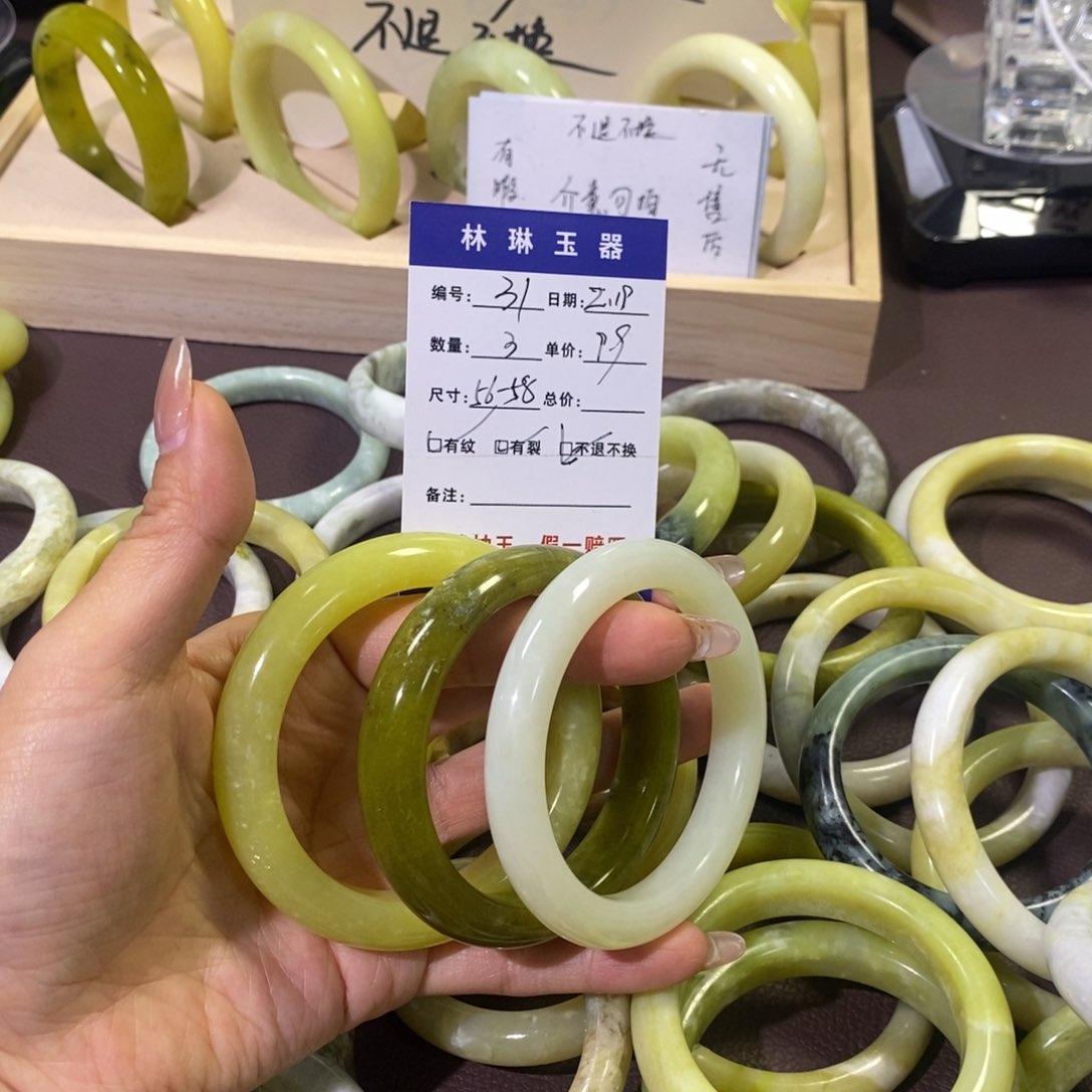 蛇纹石玉手镯未镶嵌