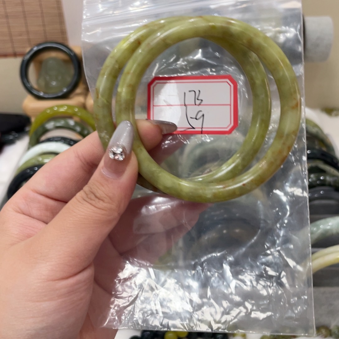 蛇纹石玉手镯未镶嵌