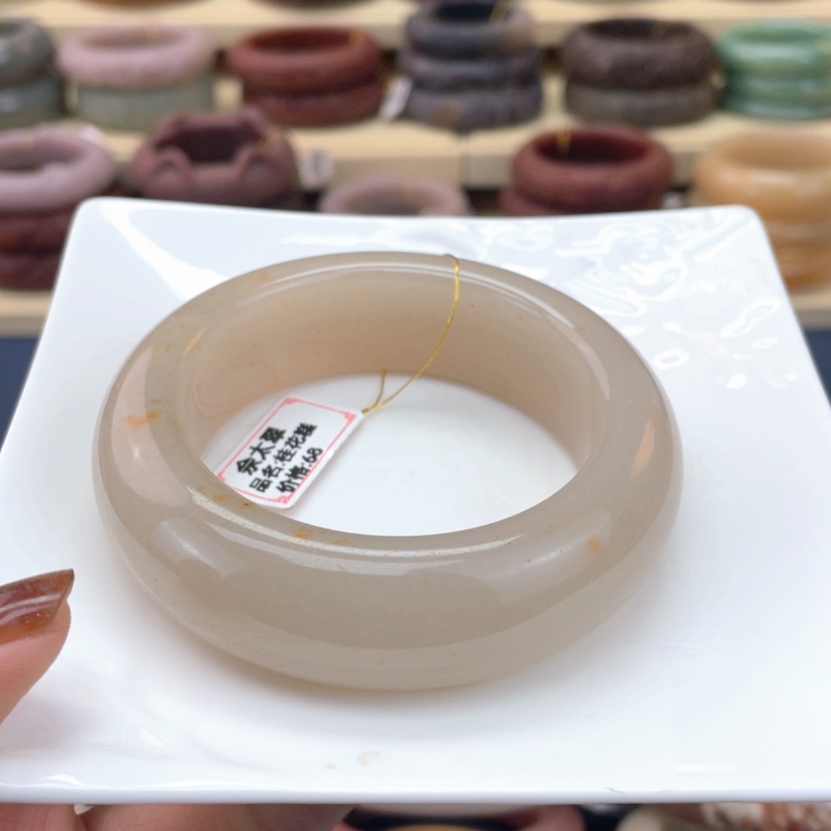 【闪购商品】石英质玉手镯未镶嵌某****。