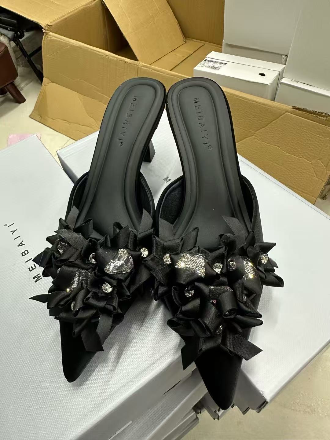 1325-1纯色极简风包头拖舒适低跟包头款高跟编织尖头中跟气质时尚