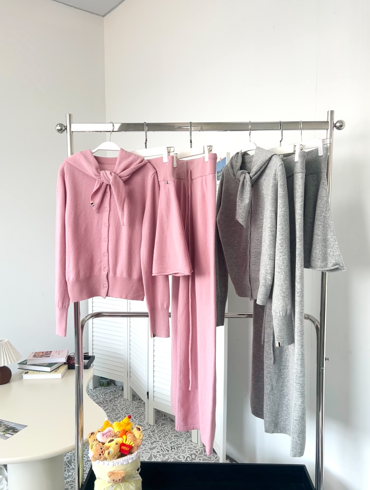 周美美  百变针织全羊毛圆领开衫三角披肩长裤半裙四件套