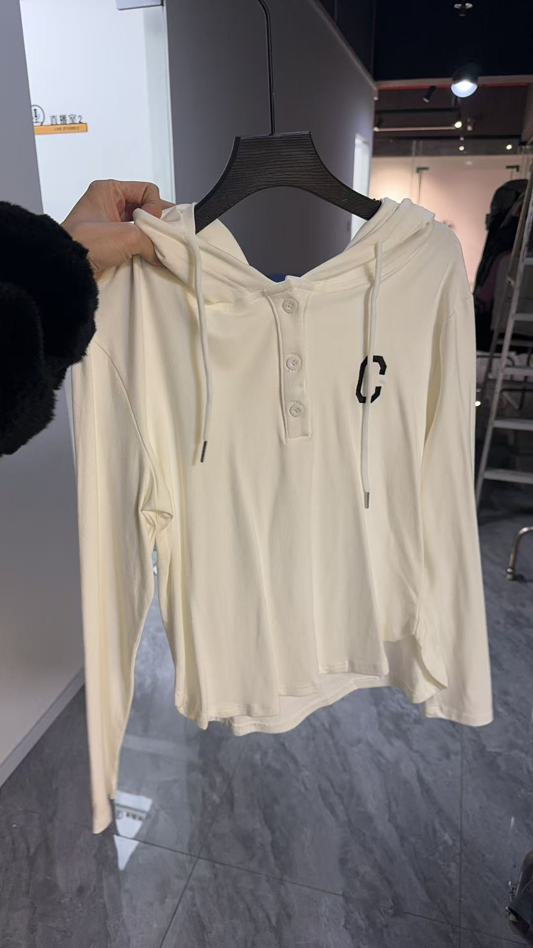 刺绣纽扣印花连帽T恤秋冬百搭纯色白色宽松长袖女款