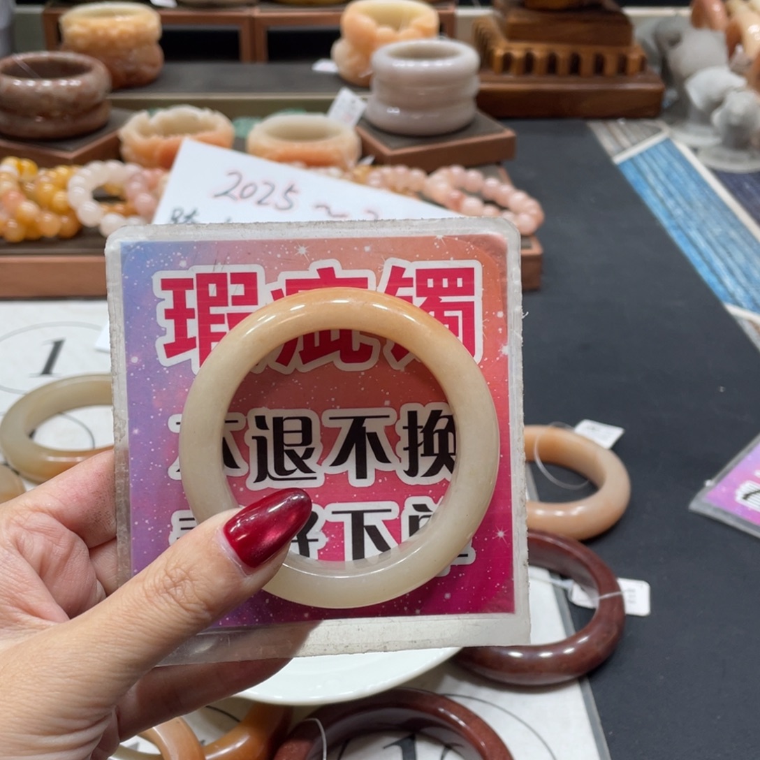 半***冰石英岩玉未镶嵌手镯