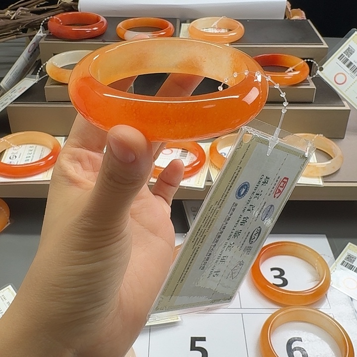 金***子石英质玉（黄龙玉）未镶嵌手镯