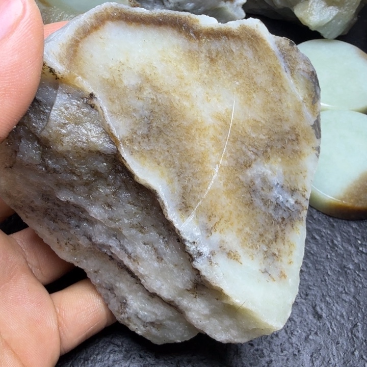 和田玉（糖玉）未镶嵌珠宝奇石