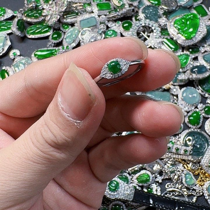 翡翠颈饰未镶嵌天然A货翡翠放漏