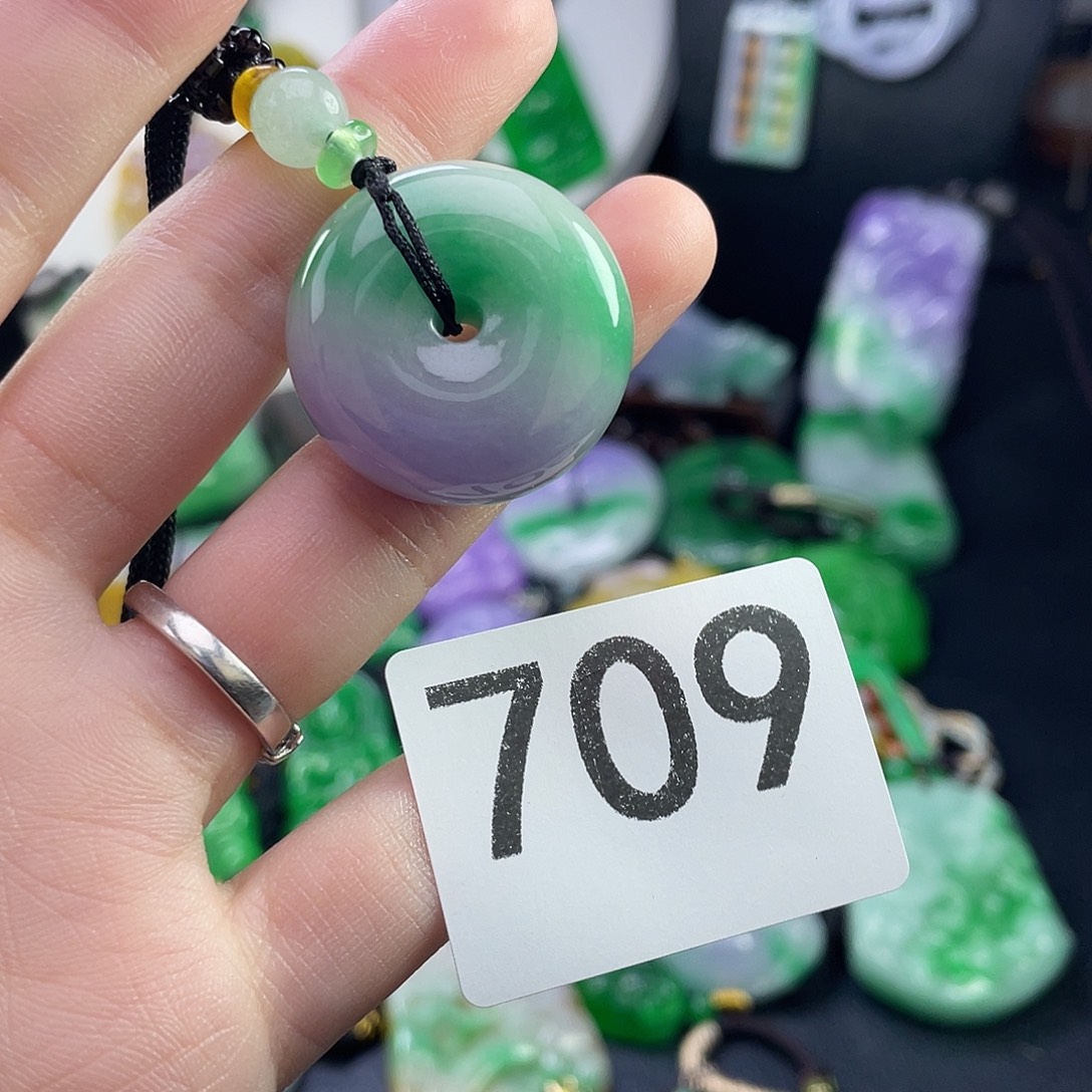 翡翠未镶嵌吊坠(赠链)