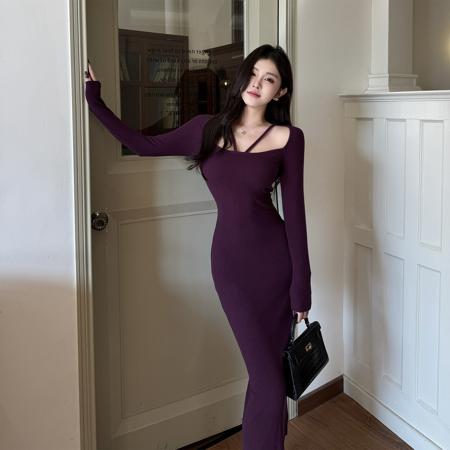 纯欲性感方领露锁骨薄绒连衣裙秋冬新款法式气质修身包臀开叉长裙