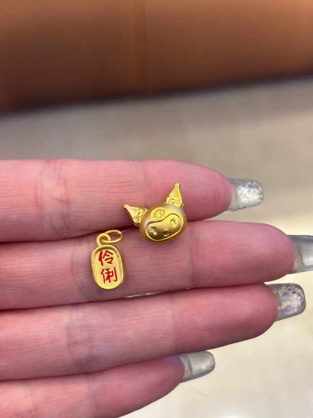 六桂福足金库洛米聪明伶利吊坠