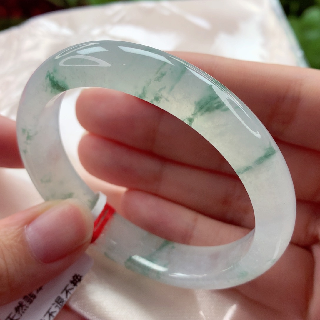 翡翠未镶嵌手镯（贵妃镯）白冰飘绿花 起荧光 小手毕业 喵喵