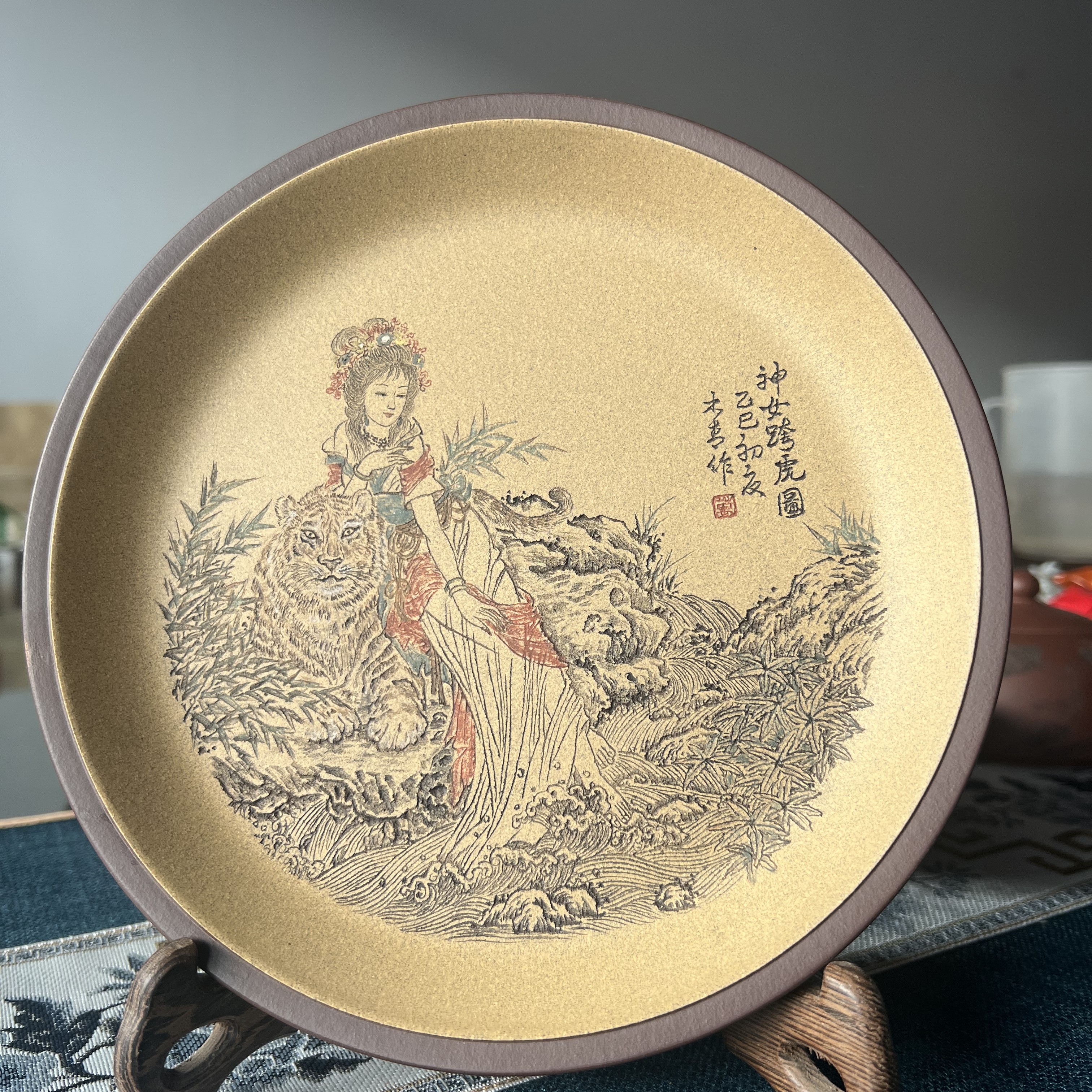 紫砂壶承直径40.5cm，国画刻绘