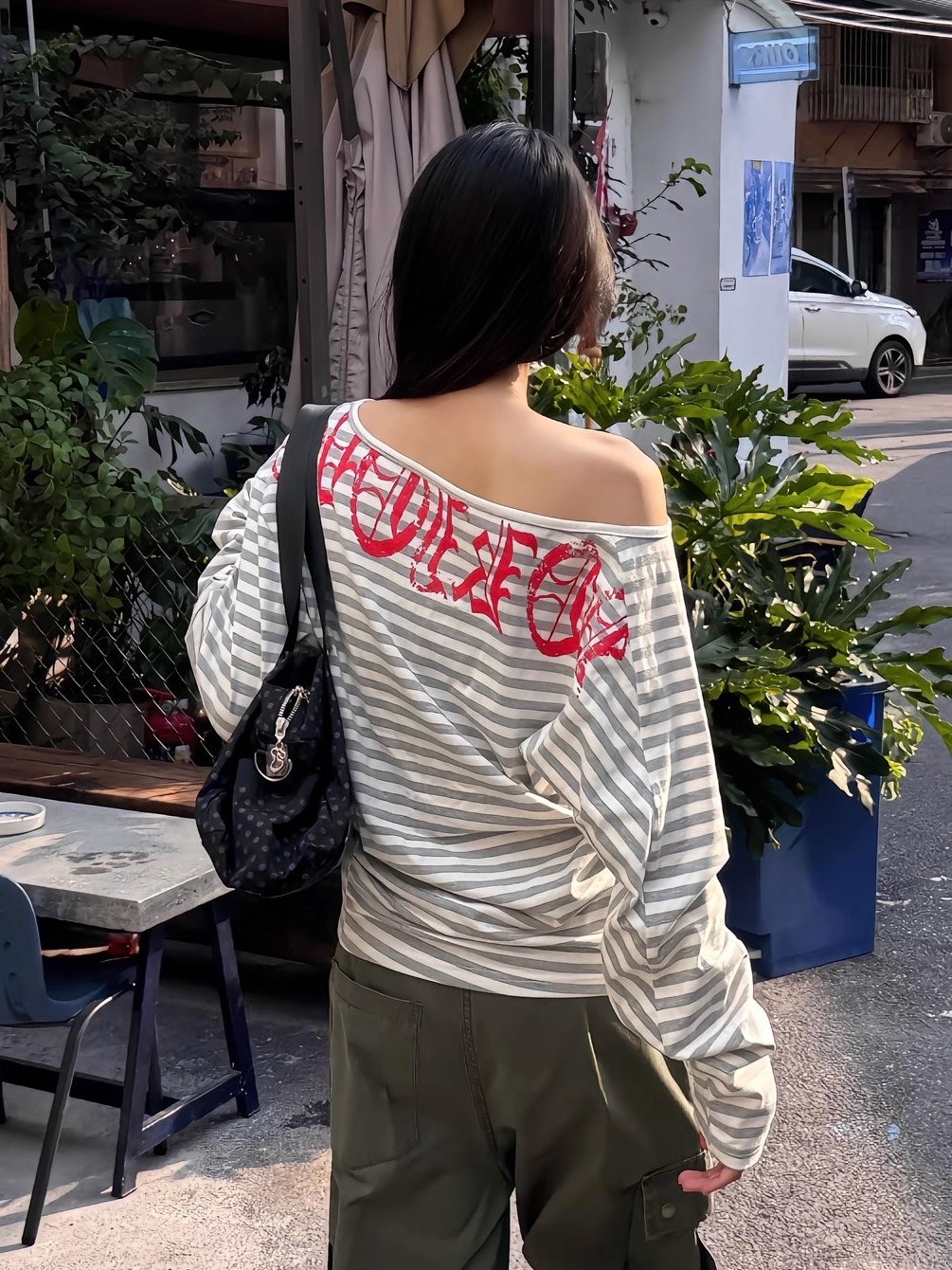 条纹轻亚风斜肩长袖t恤女早秋新款美式辣妹显瘦收腰薄款打底上衣