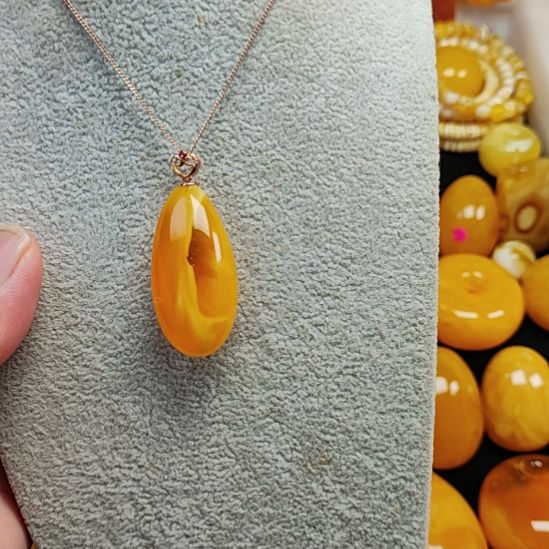 18K金镶嵌吊坠(赠链)蜜蜡