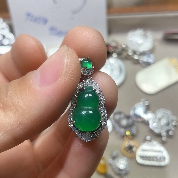 坠链均足银锆石绿色葫芦