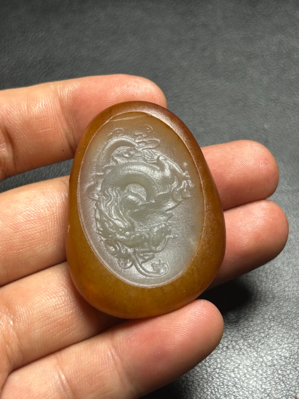 和田玉府上有龙吊坠