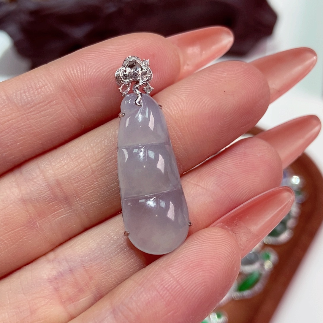 翡翠未镶嵌颈饰福豆