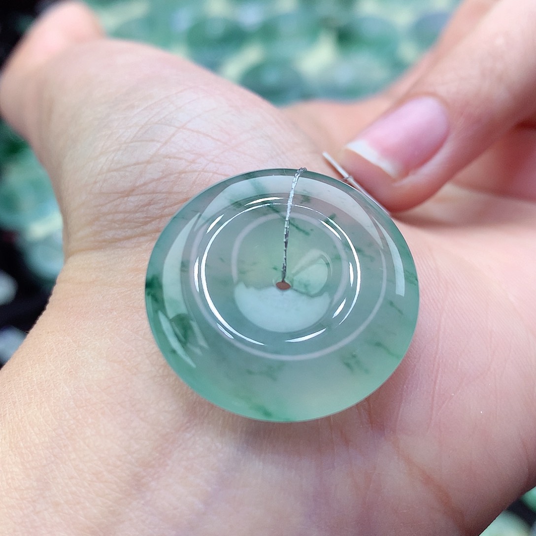 翡翠颈饰未镶嵌编号136。尺寸25.2-6.2