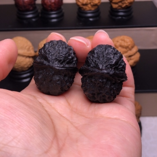 文玩核桃把件麒麟地闷32