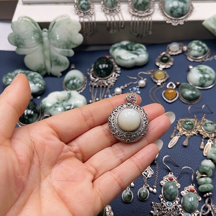 透闪石-蛇纹石玉颈饰未镶嵌