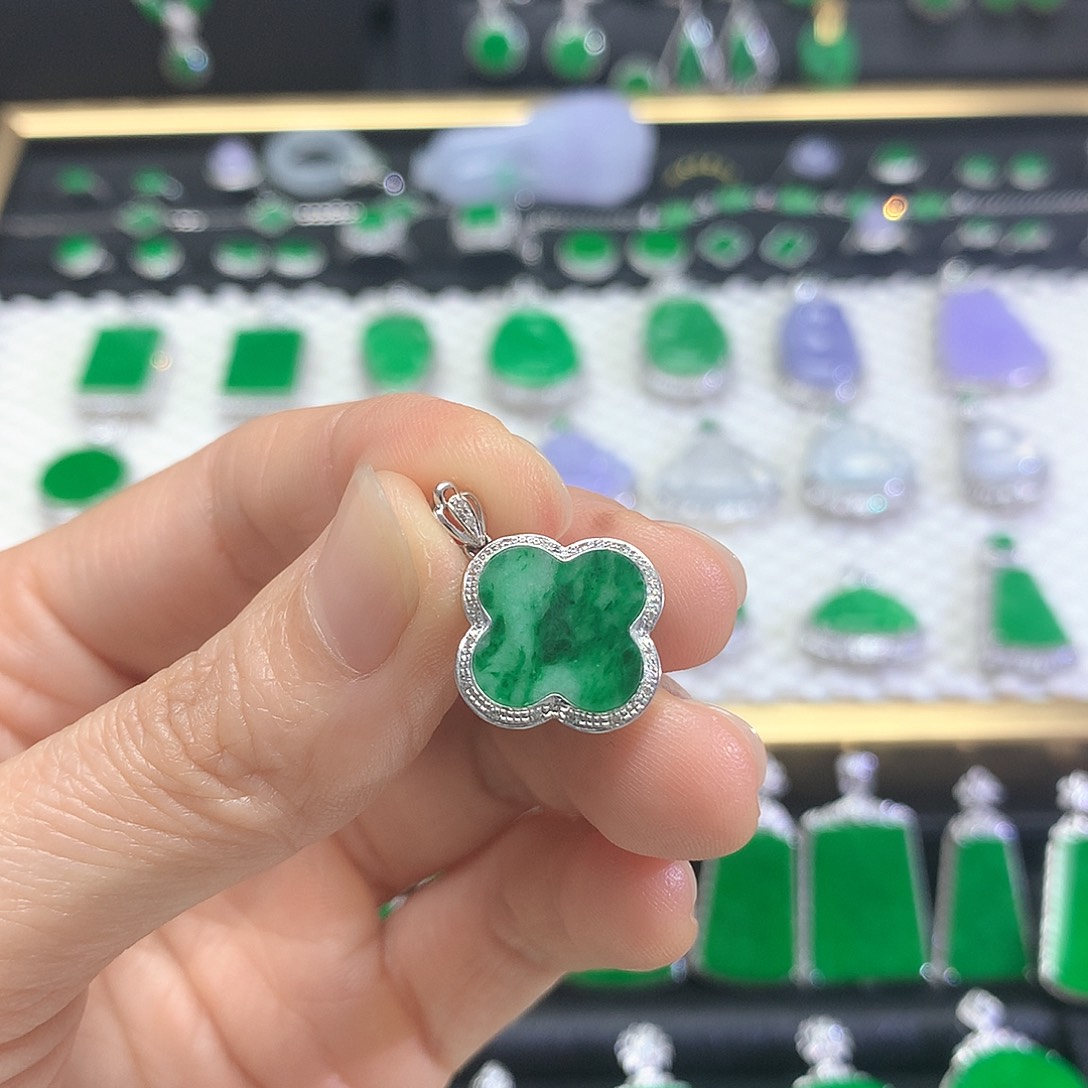 颈饰18K金镶嵌翡翠吊坠