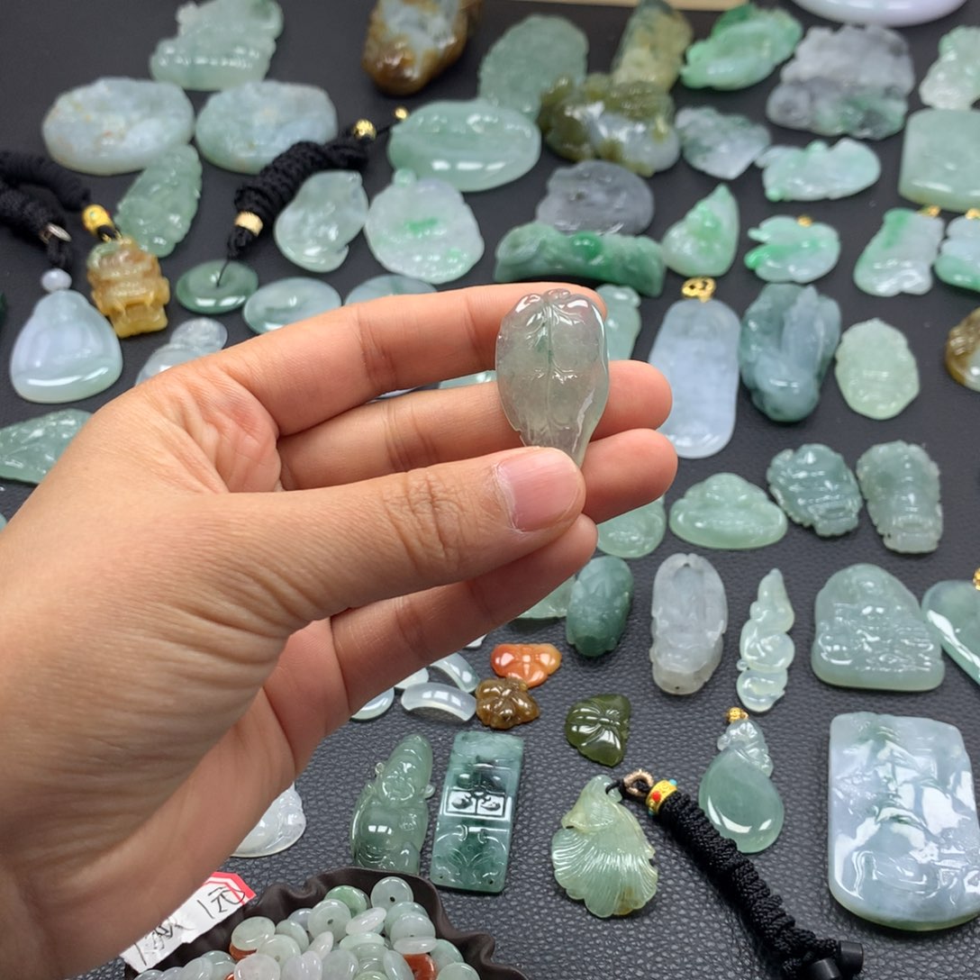 翡翠颈饰未镶嵌树叶