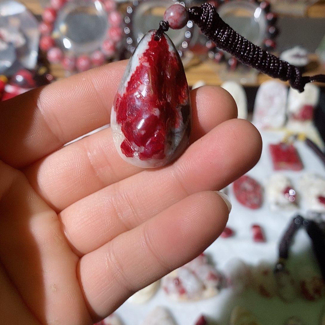 天然辰砂原石晶体水滴吊坠