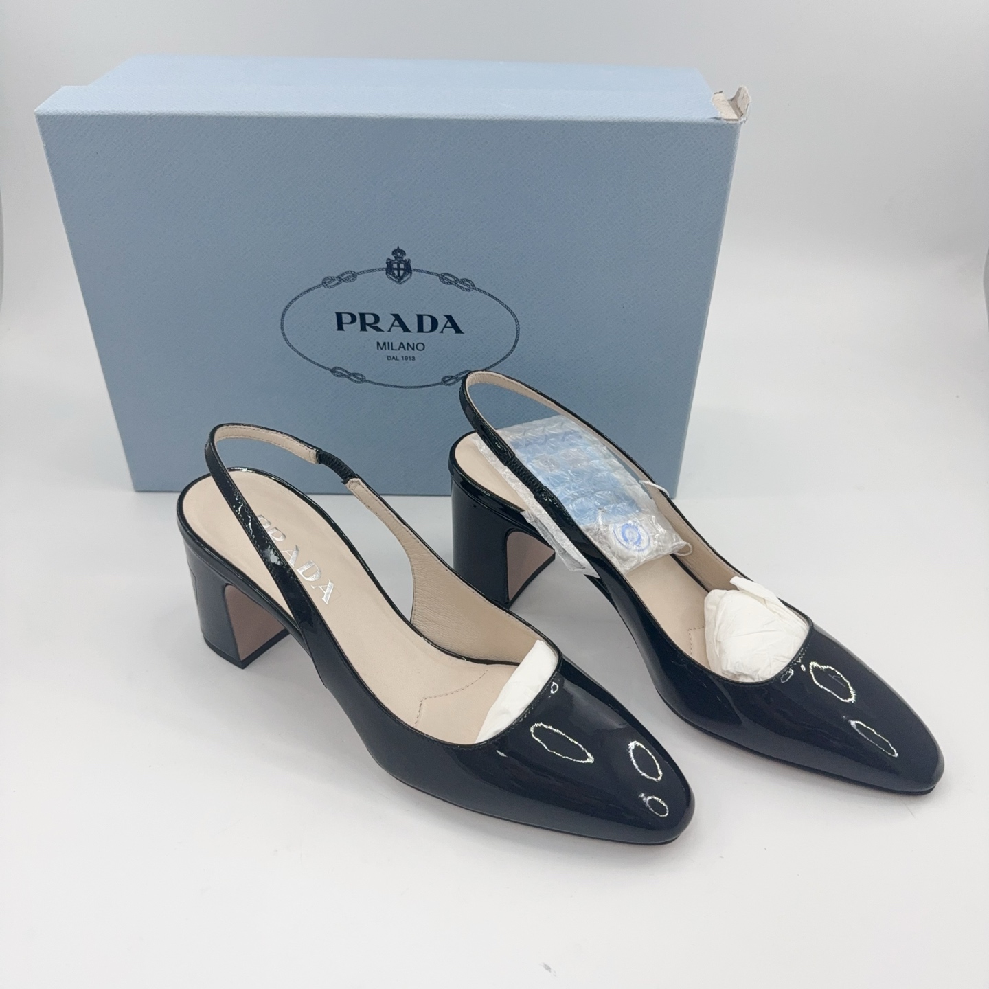 未使用 Prada/普拉达  37码/全新经典三角标单鞋P0309