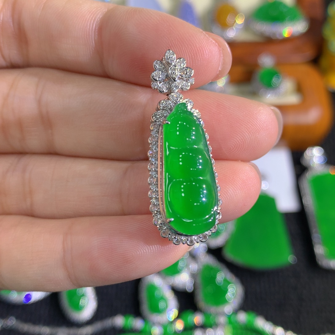 翡翠18K金镶嵌颈饰