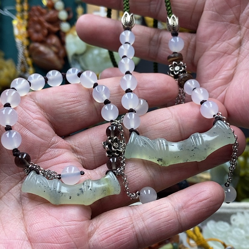 【闪购商品】蛇纹石玉未镶嵌手牌吊坠