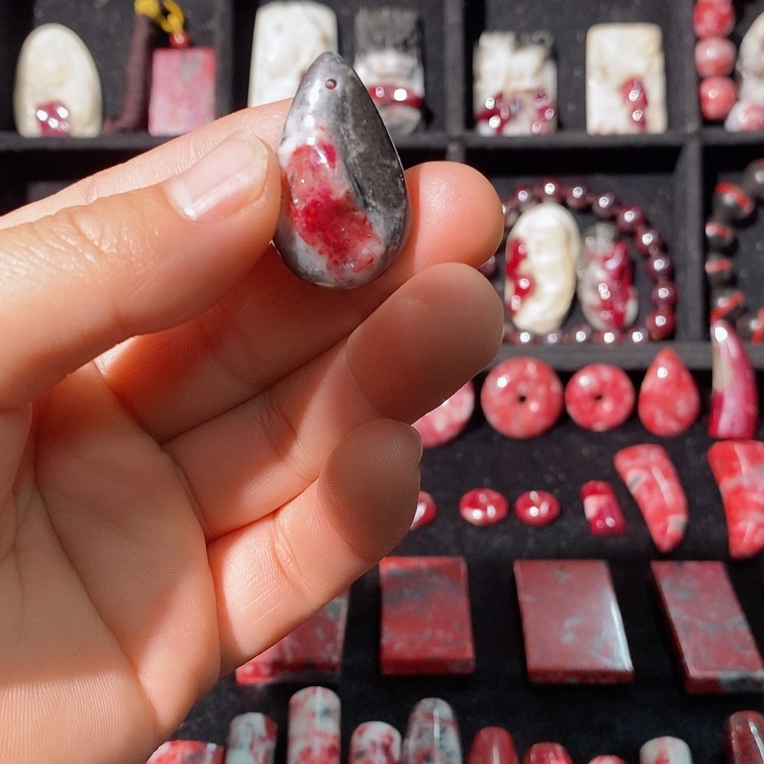 天然辰砂原石晶体水滴吊坠