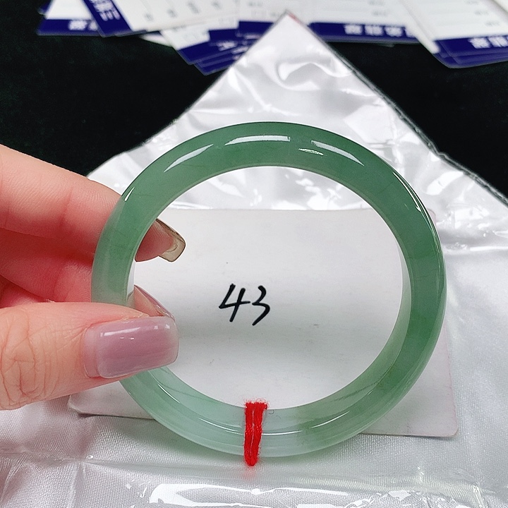 翡翠手镯未镶嵌翡翠手镯未镶嵌