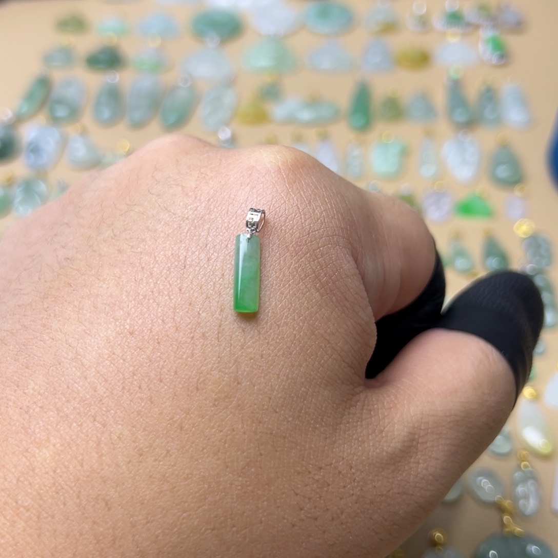 翡翠颈饰18K金镶嵌平安柱