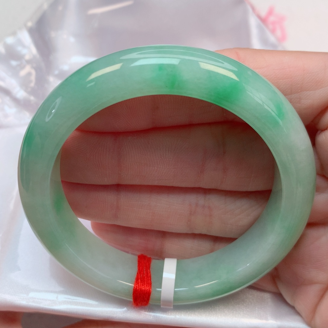 翡翠手镯未镶嵌53圈 晴底飘阳绿花