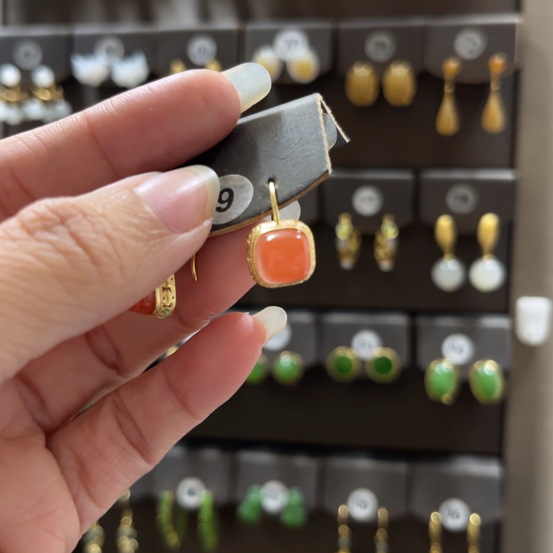 用***虫南红玛瑙银S925镀金镶嵌耳饰