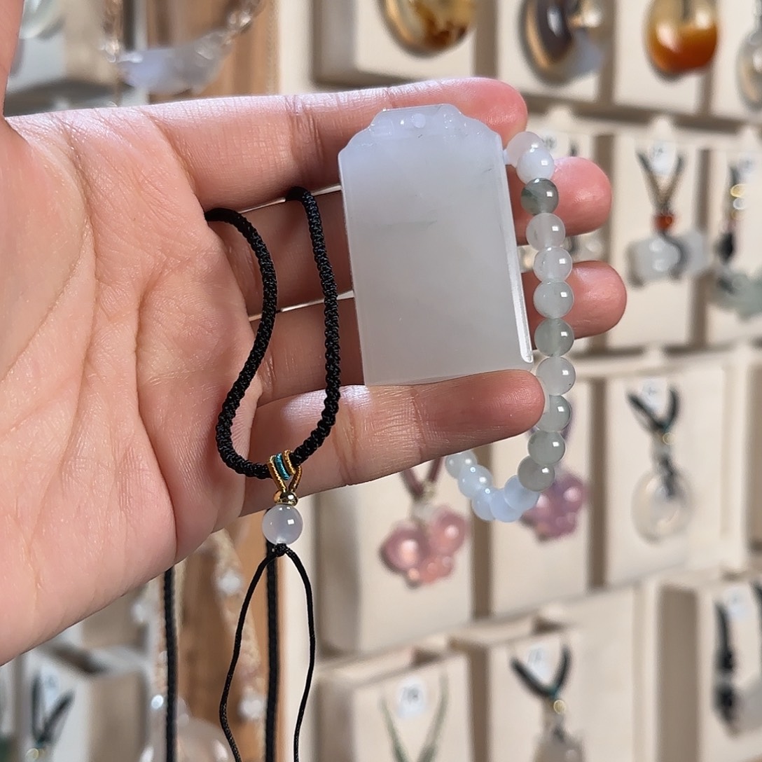 七***千石英质玉（天山翠）未镶嵌颈饰