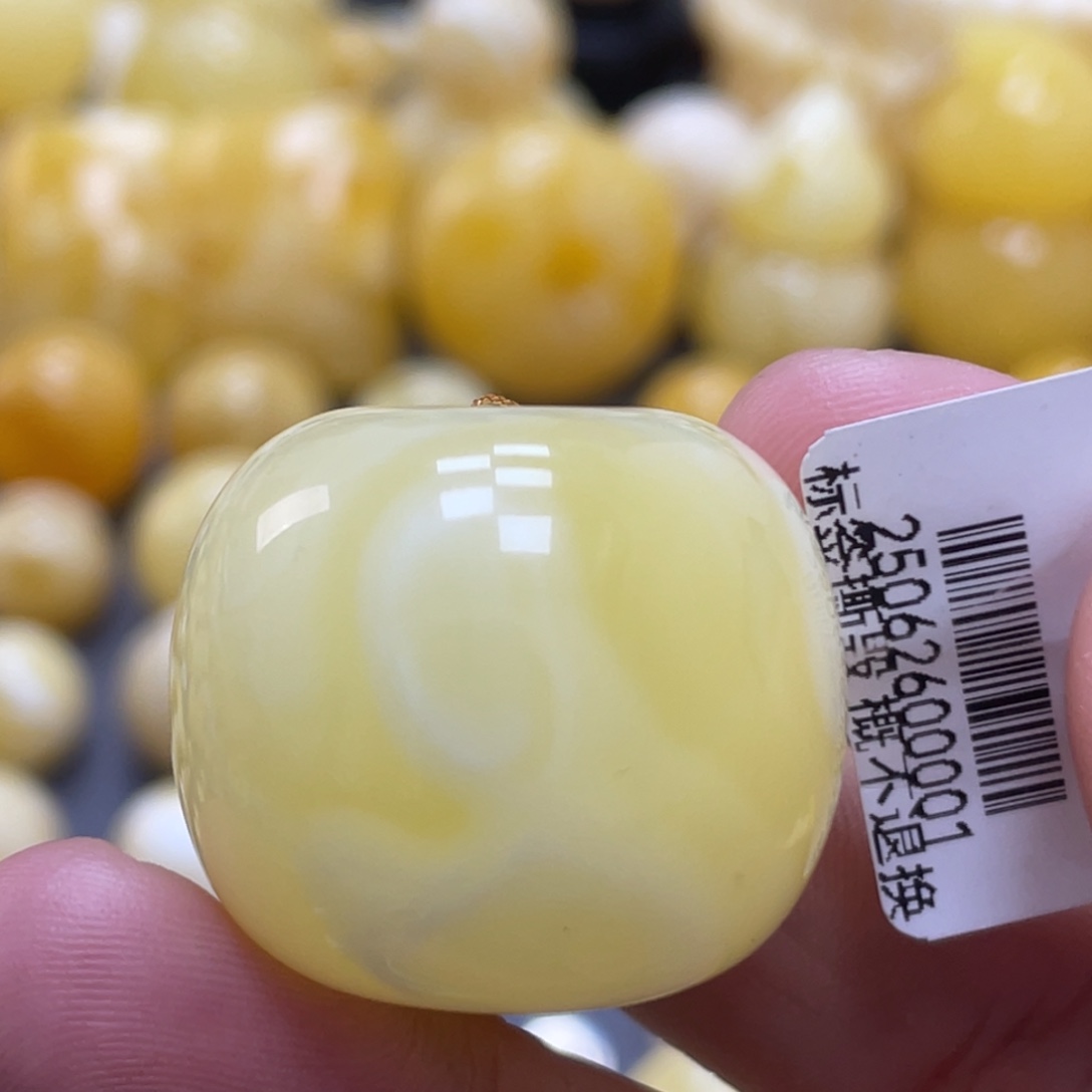 蜜蜡未镶嵌裸石28.4*24mm瑕疵